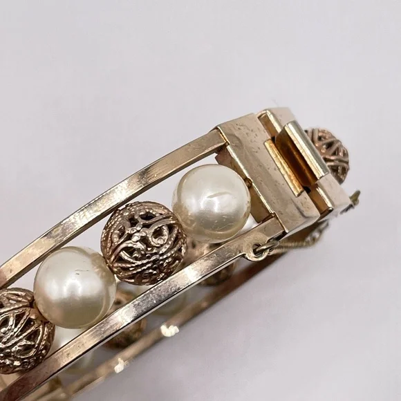 Vintage Unsigned Gold Tone Filigree Faux Pearl Bead Hinged Bangle Bracelet - Picture 5 of 12